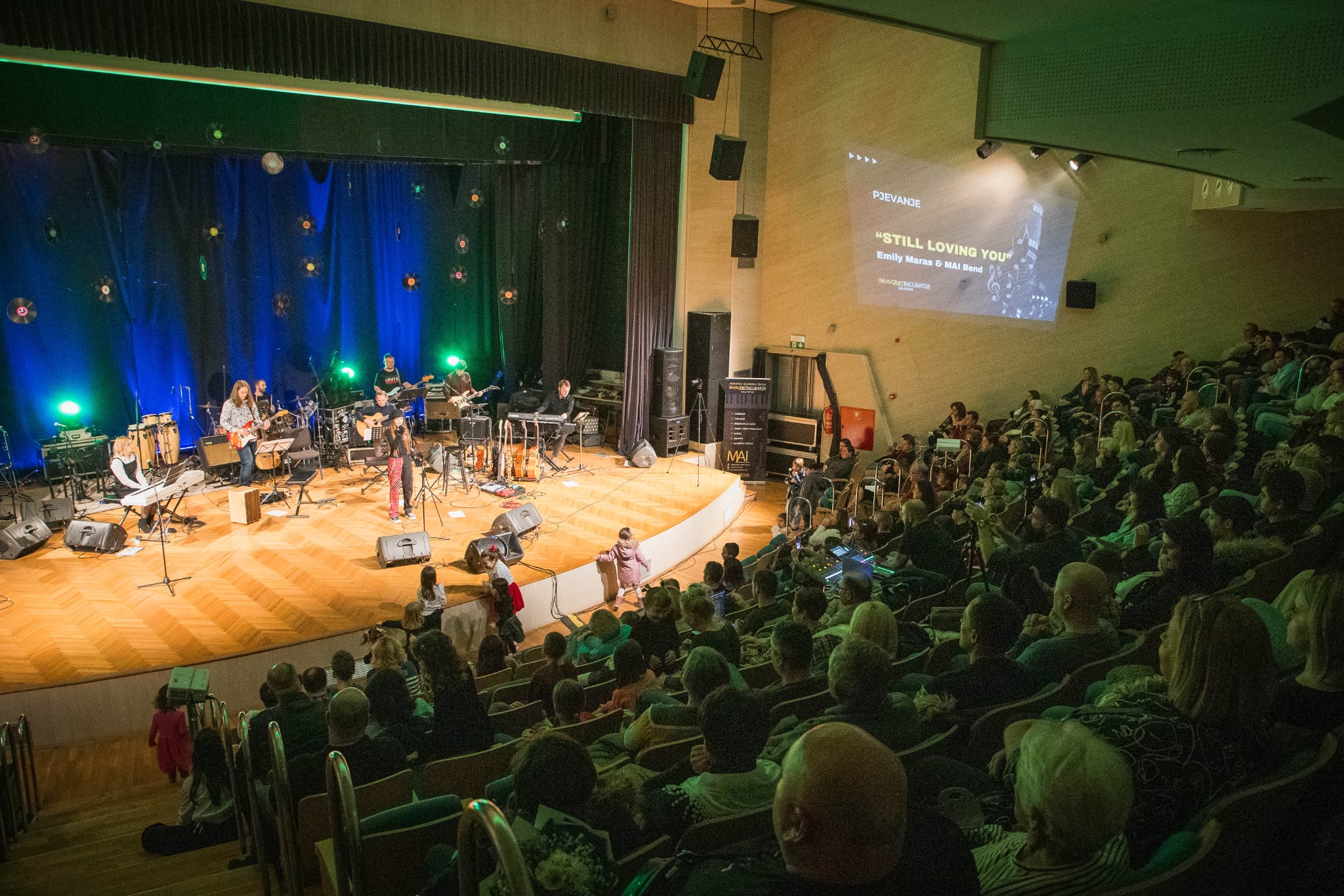 Glazbeni spektakl u Valpovu: 94 izvođača i hitovi grupe Queen oduševili  prepun "Katančić"